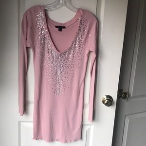 Women’s long and lean V neck tee. Size large